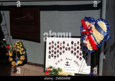 A seguito della dedicazione di una targa recante i nomi dei 47 marinai uccisi nel 19 aprile 1989, esplosione di una torretta di armi a bordo della nave da guerra USS IOWA (BB-61), fiori e altri ricordi si appoggiano contro una paratia vicino alla targa. Base: Naval Air Station, Norfolk Stato: Virginia (VA) Paese: Stati Uniti d'America (USA) Foto Stock