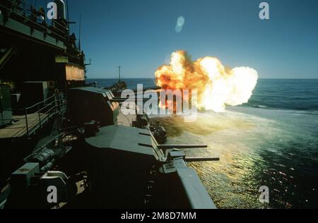 La nave da guerra USS MISSOURI (BB-63) spara una delle sue pistole Mark 7 16-inch/50-calibrer durante l'esercizio RIMPAC '90 vicino alle Hawaii. Soggetto operativo/Serie: RIMPAC '90 Paese: Oceano Pacifico (POC) Foto Stock