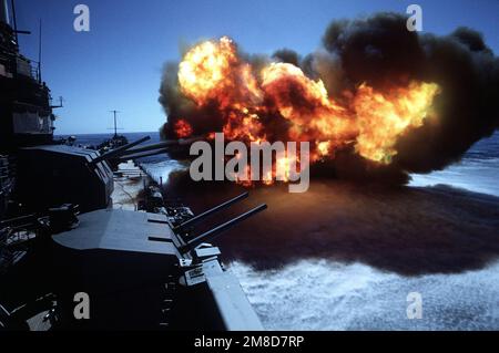 La corazzata USS MISSOURI (BB-63) spara un salvo dalle sue torrette di fucile Mark di calibro 7 16 pollici/50 durante l'esercizio multinazionale RIMPAC '90. Paese: Oceano Pacifico (POC) Foto Stock