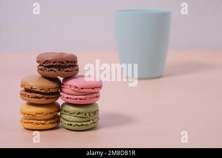 macaron di diversi colori e sapori su sfondo con colori pastello Foto Stock