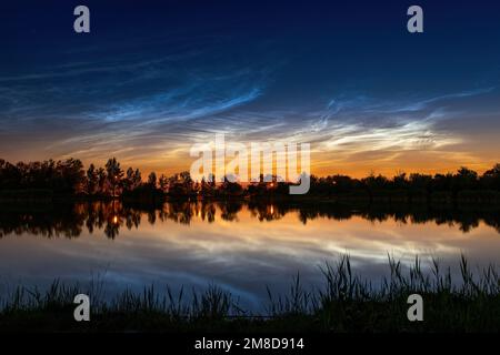 Spettacolari nuvole noctillucent al lago Foto Stock