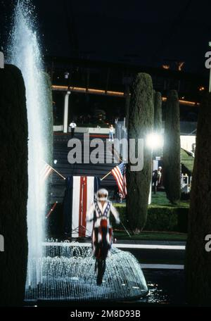 **FOTO DEL FILE** Robbie Knievel è passato via. Robbie Knievel salta con successo la sua moto sopra le fontane al Caesars Palace a Las Vegas Nevada il 14 aprile 1989. Credit: Ralph Dominguez/MediaPunch Foto Stock