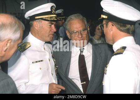 Kelso II, a sinistra, parla con gli ospiti alla cerimonia a bordo della portaerei USS JOHN F. KENNEDY (CV-67)dove ADM Leon A. Edney assume il comando di Kelso come Comandante supremo alleato Atlantico/Comandante in CAPO, Stati Uniti Comando Atlantico. Base: Naval Air Station, Norfolk Stato: Virginia (VA) Paese: Stati Uniti d'America (USA) Foto Stock