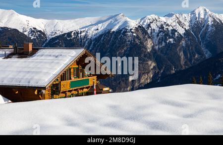 Una piccola capanna sorge su un punto alto delle montagne, le Alpi austriache Foto Stock