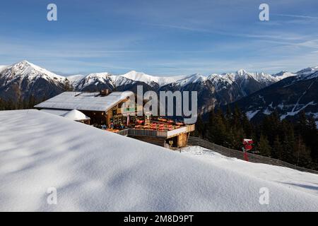 Paesaggio montano con capanna per sciatori nelle Alpi austriache Foto Stock