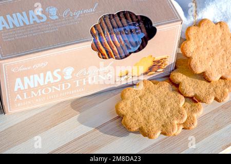 DUSHANBE, TAGIKISTAN - 18 AGOSTO 2022: Agugliate di mandorle dolci svedesi con zenzero e cannella (biscotti Pepparkaka o Pepparkakor) su lig Foto Stock