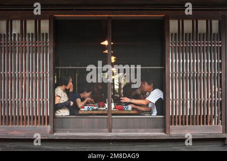 Una finestra del ristorante soba nella tradizionale cittadina posta di Naraijuku sulla strada di Nakasendo, Nagano, Giappone. Foto Stock