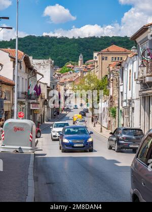 Veliko Tarnovo, Bulgaria - 2022 agosto: Scena dalla strada principale nella città storica turistica di Veliko Tarnovo. Foto Stock