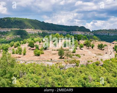 Vista dall'alto con la famosa fortezza medievale Tsarevets, situata a Veliko Tarnovo, Bulgaria Foto Stock