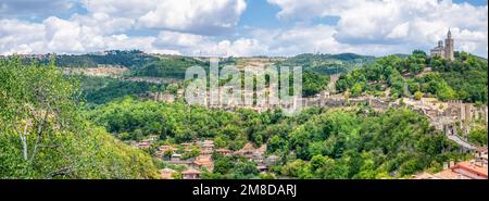 Vista panoramica dall'alto con la famosa fortezza medievale Tsarevets, situata a Veliko Tarnovo, Bulgaria Foto Stock