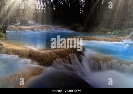 toscana serie di cascate prodotte dal fiume elsa con nebbia e raggi solari Foto Stock