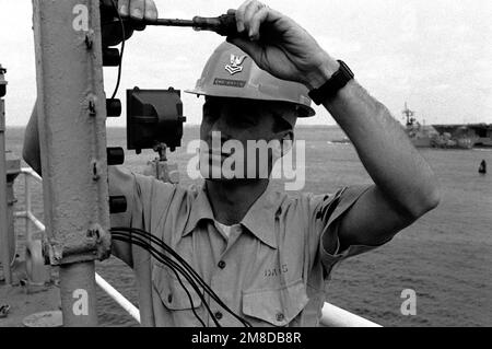 L'elettricista Mate 2nd Class Mark Davis, 'Sailor of the Year' per il supporto a secco galleggiante medio (AFDM-7), ricava una scatola di controllo. Base: Naval Air Station, Norfolk Stato: Virginia (VA) Paese: Stati Uniti d'America (USA) Foto Stock