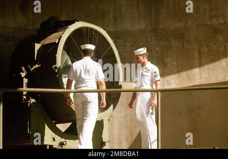 I marinai DELLA US Navy ammirano un proiettore da una nave della seconda guerra mondiale. I marinai visiteranno un museo di guerra prima dell'inizio dell'esercizio congiunto della Marina militare americana e della Royal Australian Navy KANGAROO '89. Subject Operation/Series: KANGAROO '89 base: Darwin Stato: Northern Territory Paese: Australia (AUS) Foto Stock