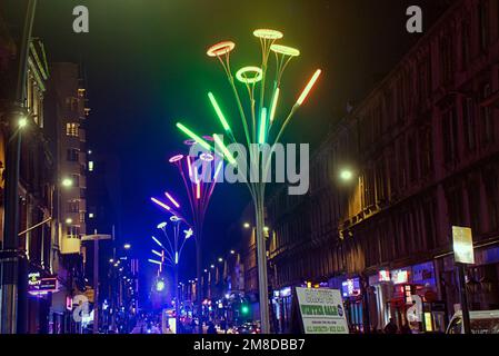 Glasgow, Scozia, Regno Unito 13th gennaio 2023. UK Weather: Recentemente rinnovato e decorato sauchiehall Street con la sua nuova pista ciclabile tutto l'anno luci di tutto l'anno bagnato e ventoso ha visto shopping in tarda notte in sauchiehall Street nel centro della città. Credit Gerard Ferry/Alamy Live News Foto Stock