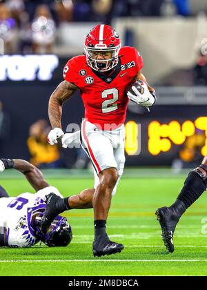 Inglewood, California. 9th Jan, 2023. Georgia Bulldogs running back Kendall Milton (2) esegue la palla durante la partita del campionato nazionale di calcio del College Playoff tra i TCU Horned Frogs e i Georgia Bulldogs il 9 gennaio 2023 al SoFi Stadium di Inglewood, California. (Credito obbligatorio: Freddie Beckwith/MarinMedia.org/Cal Sport Media) (fotografo completo assoluto, e crediti richiesti).Televisione, o riviste a scopo di lucro contattare MarinMedia direttamente. Credit: csm/Alamy Live News Foto Stock