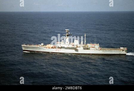 Una vista della fregata britannica HMS ANDROMEDA (F-57) in corso al largo della costa della Liberia. Paese: Oceano Atlantico (AOC) Foto Stock