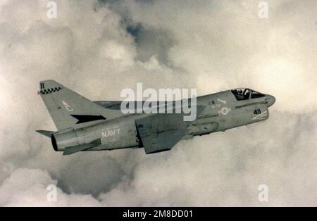 Una vista laterale destra aria-aria di un aeromobile Corsair II di attacco Squadron 72 (VA-72) A-7E. Paese: Sconosciuto Foto Stock