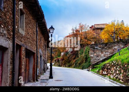 Vista panoramica dell'affascinante villaggio di la Higuela nella catena montuosa di Madrid durante l'autunno Foto Stock