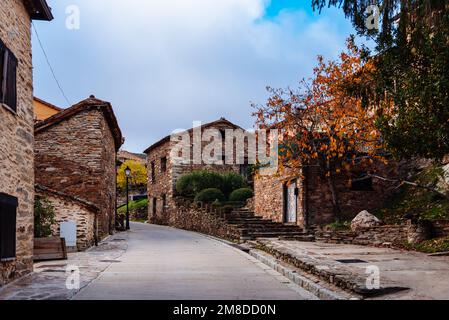 Vista panoramica dell'affascinante villaggio di la Higuela nella catena montuosa di Madrid durante l'autunno Foto Stock