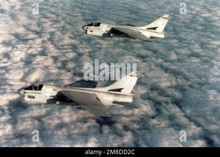 Una vista laterale destra aria-aria dell'aereo Corsair II di attacco Squadron 72 (VA 72) a-7E sulla costa della Florida. Paese: Sconosciuto Foto Stock