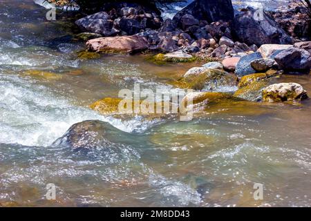 Acqua veloce del fiume di montagna che scorre attraverso le rocce da vicino. Foto Stock