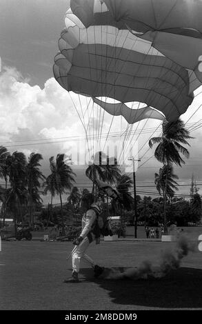 Comando SGT. MAJ. Luis J. Gutierrez atterra in modo sicuro dopo una dimostrazione di paracadute condotta durante la celebrazione del giorno dell'Indipendenza del forte. Base: Fort Buchanan, San Juan Stato: Puerto Rico (PR) Nazione: Stati Uniti d'America (USA) Foto Stock