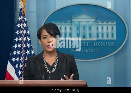 Senior Advisor for Public Engagement Keisha Lance Bottoms partecipa al briefing quotidiano alla stampa nella Sala Briefing James S. Brady Press della Casa Bianca di Washington, DC venerdì 13 gennaio 2023. Credit: Chris Kleponis/CNP /MediaPunch Foto Stock