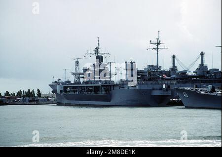 Una vista di quarto del porto della nave di comando anfibia USS MOUNT WHITNEY (LCC-20) legato ad un molo. Base: Naval Air Station, Norfolk Stato: Virginia (VA) Paese: Stati Uniti d'America (USA) Foto Stock