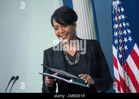 Senior Advisor for Public Engagement Keisha Lance Bottoms partecipa al briefing quotidiano alla stampa nella Sala Briefing James S. Brady Press della Casa Bianca di Washington, DC venerdì 13 gennaio 2023. Credit: Chris Kleponis/CNP /MediaPunch Foto Stock