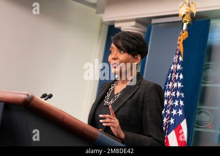 Senior Advisor for Public Engagement Keisha Lance Bottoms partecipa al briefing quotidiano alla stampa nella Sala Briefing James S. Brady Press della Casa Bianca di Washington, DC venerdì 13 gennaio 2023. Credit: Chris Kleponis/CNP /MediaPunch Foto Stock