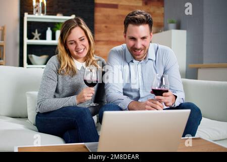 Degustazione virtuale di vini con laptop. Festa online e bevande Foto Stock