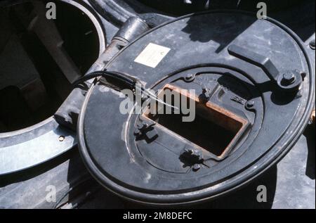 Vista di un cavo che attraversa il periscopio nel coperchio del portello del caricatore su un serbatoio principale da battaglia M-1 Abrams. Il cavo fa parte di un kit multiplo per il sistema di innesto laser integrato (MIGLIA). Base: Fort Carson Stato: Colorado (CO) Nazione: Stati Uniti d'America (USA) Foto Stock