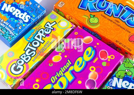 DUSHANBE, TAGIKISTAN - 18 AGOSTO 2022: Diversi tipi di caramelle dolci americane (Gobstopper, Sprea, runt, Neri). Foto Stock