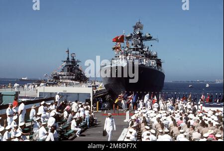 I membri dell'equipaggio sovietico guardano dalla ringhiera del cacciatorpediniere della classe Udaloy L'AMMIRAGLIO VINOGRADOV e il cacciatorpediniere della classe Sovremenny BOYEVOY, sullo sfondo, mentre una folla si riunisce per la cerimonia di benvenuto che si terrà in loro onore alla Stazione Navale di San Diego. La nave cisterna di assistenza della classe Kaliningradneft ARGUN si trova alla stazione per una visita di quattro giorni. Base: San Diego Stato: California (CA) Paese: Stati Uniti d'America (USA) Foto Stock