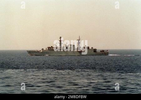 Una vista del fascio di porto della fregata britannica HMS BRAZEN (91) in corso durante l'operazione Desert Shield. Soggetto operativo/Serie: DESERT SHIELD Paese: Golfo di Oman Foto Stock