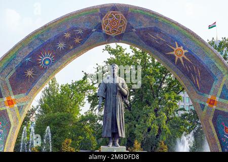 DUSHANBE, TAGIKISTAN - 28 LUGLIO 2022: La statua di Rudaki un poeta, cantante e musicista persiano. Foto Stock