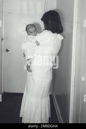 Circa 1968, Memphis, Tennessee, USA: Attrice e moglie di Elvis, PRISCILLA PRESLEY vestito di bianco tenendo la sua nuova figlia LISA MARIE PRESLEY. (Credit Image: © Globe Photos/ZUMA Wire) SOLO PER USO EDITORIALE! Non per USO commerciale! Foto Stock