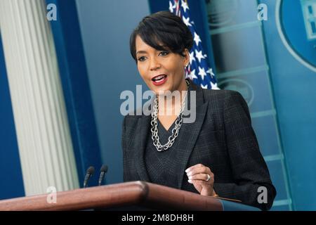 Washington DC, Stati Uniti. 13th Jan, 2023. Senior Advisor for Public Engagement Keisha Lance Bottoms partecipa al briefing quotidiano alla stampa nella Sala Briefing della Casa Bianca di James S. Brady a Washington, DC venerdì 13 gennaio 2023. Credit: Chris Kleponis/CNP/dpa/Alamy Live News Foto Stock