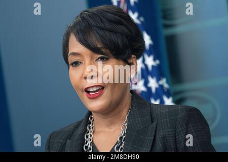 Washington DC, Stati Uniti. 13th Jan, 2023. Senior Advisor for Public Engagement Keisha Lance Bottoms partecipa al briefing quotidiano alla stampa nella Sala Briefing della Casa Bianca di James S. Brady a Washington, DC venerdì 13 gennaio 2023. Credit: Chris Kleponis/CNP/dpa/Alamy Live News Foto Stock