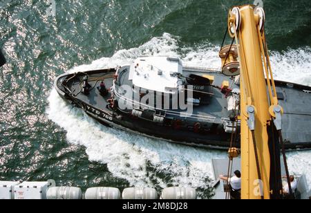 Il grande rimorchiatore del porto WAPAKONETA (YTB 766) si trova accanto alla portaerei a energia nucleare USS ABRAHAM LINCOLN (CVN 72) mentre IL LINCOLN ritorna alla Stazione Navale di Norfolk, Virginia, alla fine di una crociera giornaliera a bordo di una nave. Base: Hampton Roads, Norfolk Stato: Virginia (VA) Nazione: Stati Uniti d'America (USA) Foto Stock