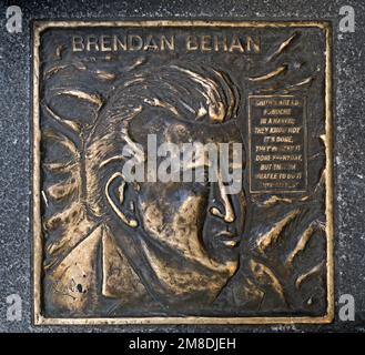 Placca da pavimento in bronzo Brendan Behan, Fleet St, Temple Bar, Dublino 2, D02 NX25, Eire, Irlanda Foto Stock