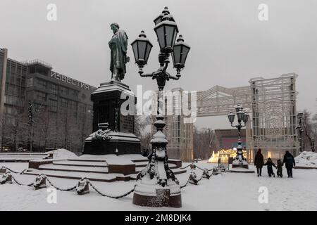 Mosca, Russia. 3rd Gennaio, 2023 Vista del monumento ad Alexander Pushkin e Piazza Pushkin nel centro di Mosca con decorazione per le vacanze di Natale, Russia Foto Stock