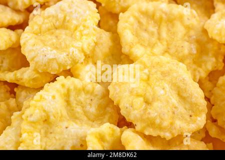 Giallo brillante gustoso zucchero croccante cornflakes per colazione come un primo piano consistenza. Foto Stock