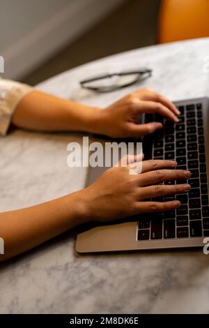 La tastiera portatile della giovane donna in una sala conferenze Foto Stock