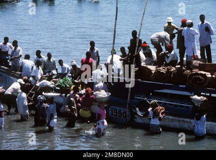 I residenti locali si imbarcarono in acqua per salire a bordo di un traghetto. Lungi si trova appena a nord di Freetown, Sierra Leone, ed è un punto di compensazione per i civili evacuati dalla Liberia come parte dell'operazione Sharp Edge. Subject Operation/Series: SHARP EDGE base: Lungi Paese: Sierra Leone (SLE) Foto Stock