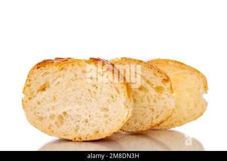 Tre fette di baguette aromatiche fresche, macro, isolate su fondo bianco. Foto Stock