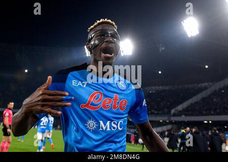 Napoli, Italia. 13th Jan, 2023. Victor Osimhen di SSC Napoli festeggia dopo che Khvicha Kvaratskhelia (non raffigurato) ha segnato il gol di 2-0 durante la Serie A partita di calcio tra SSC Napoli e Juventus FC allo stadio Diego Armando Maradona di Napoli (Italia), 13th gennaio 2023. Foto Andrea Staccioli/Insidefoto Credit: Insidefoto di andrea staccioli/Alamy Live News Foto Stock