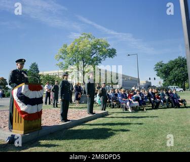 IL COL Richard W. Burard, il nuovo ufficiale comandante dell'arsenale, parla durante la cerimonia alla quale assume il comando. In piedi vi sono CPT St. John e CPT Gneimi. Base: Rock Island Arsenal Stato: Illinois (il) Nazione: Stati Uniti d'America (USA) Foto Stock