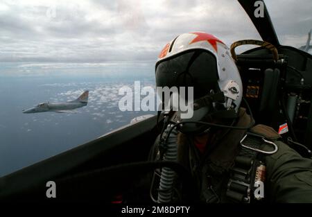 Un primo piano del fotografo in un aereo Fleet Composite Squadron 5 (VC-5) TA-4J Skyhawk con un velivolo VC-5 A-4E Skyhawk che vola dal lato destro durante l'esercizio THALAY THAI '89. Soggetto operativo/Serie: THALAY THAI '89 Paese: Thailandia (THA) Foto Stock