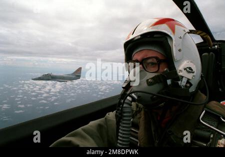 Un primo piano del fotografo in un aereo Fleet Composite Squadron 5 (VC-5) TA-4J Skyhawk con un velivolo VC-5 A-4E Skyhawk che vola dal lato destro durante l'esercizio THALAY THAI '89. Soggetto operativo/Serie: THALAY THAI '89 Paese: Thailandia (THA) Foto Stock